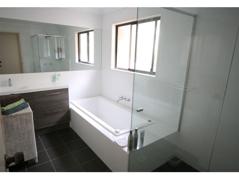 4 Northwood Cl, Robina QLD 4226