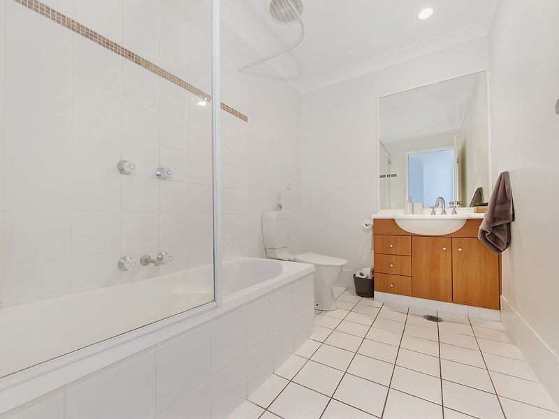 70/1 Warbler Parade, Varsity Lakes QLD 4227