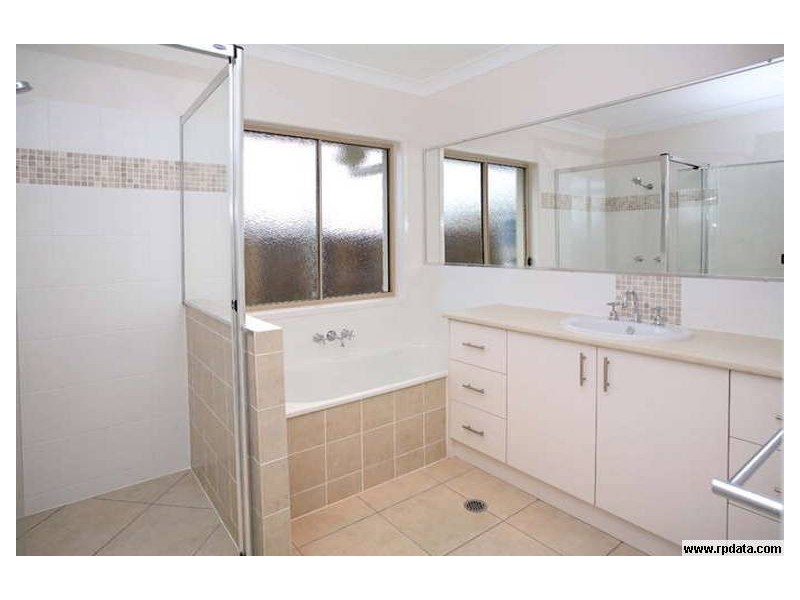 1 Hoskins Drive, Wellington Point QLD 4160