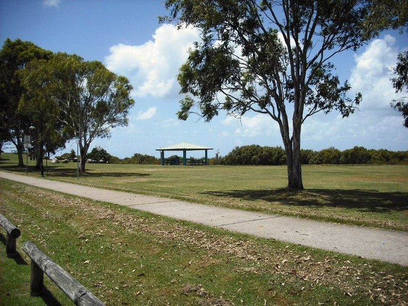 737 The Esplanade, Lota QLD 4179