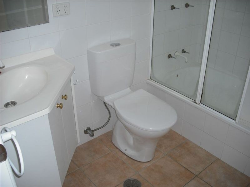 2/169 Melville Terrace, Manly QLD 4179