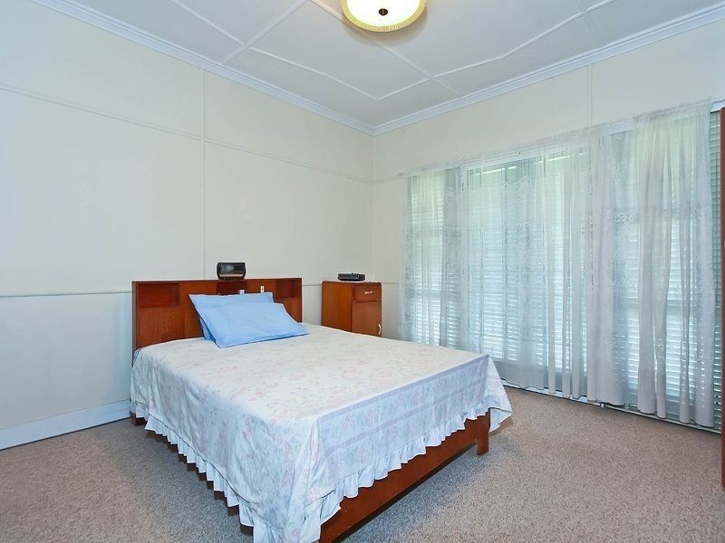 27 Whites Road, Manly West QLD 4179