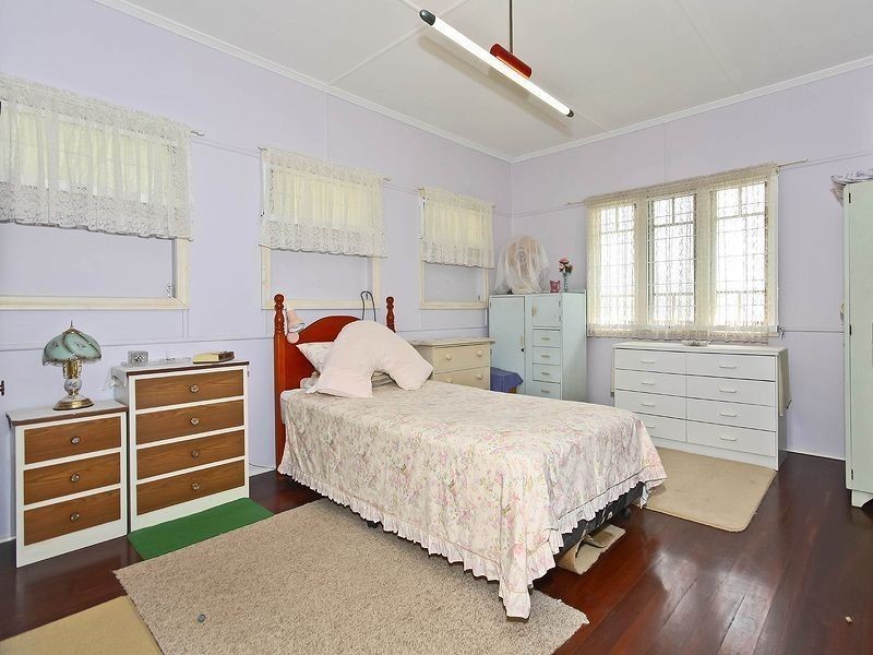 27 Whites Road, Manly West QLD 4179
