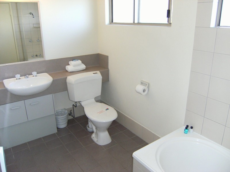 219/4 Lake Weyba Dr, Noosaville QLD 4566