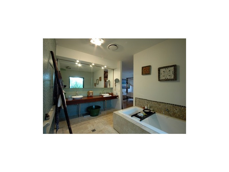 16 Eady Avenue, Broadbeach Waters QLD 4218