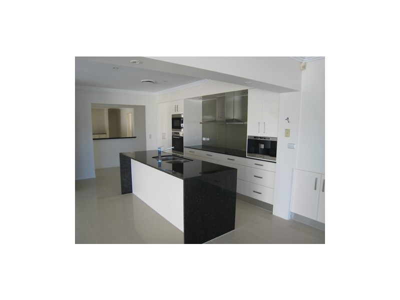 21 Cleland Cres, Broadbeach Waters QLD 4218