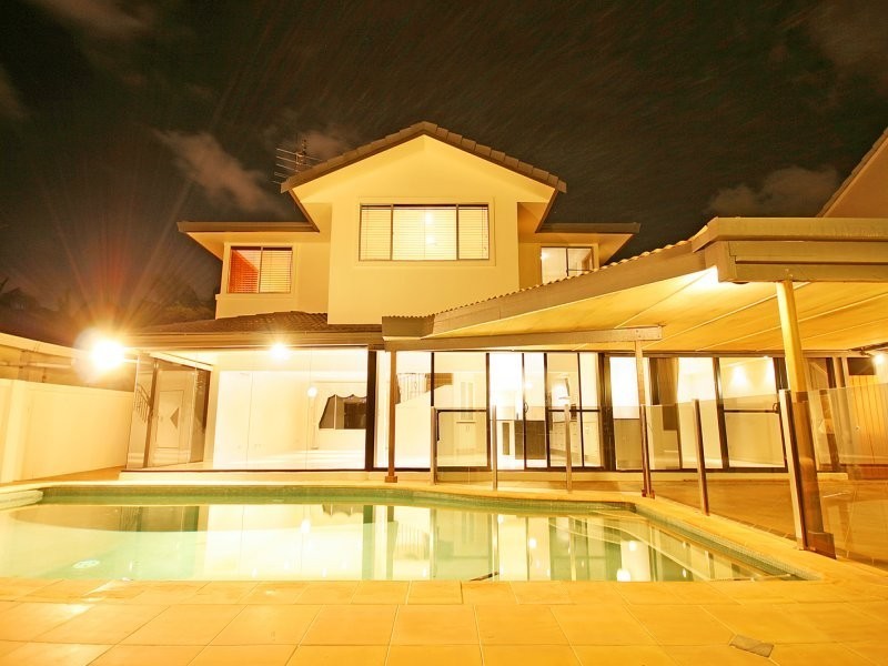 21 Cleland Cres, Broadbeach Waters QLD 4218