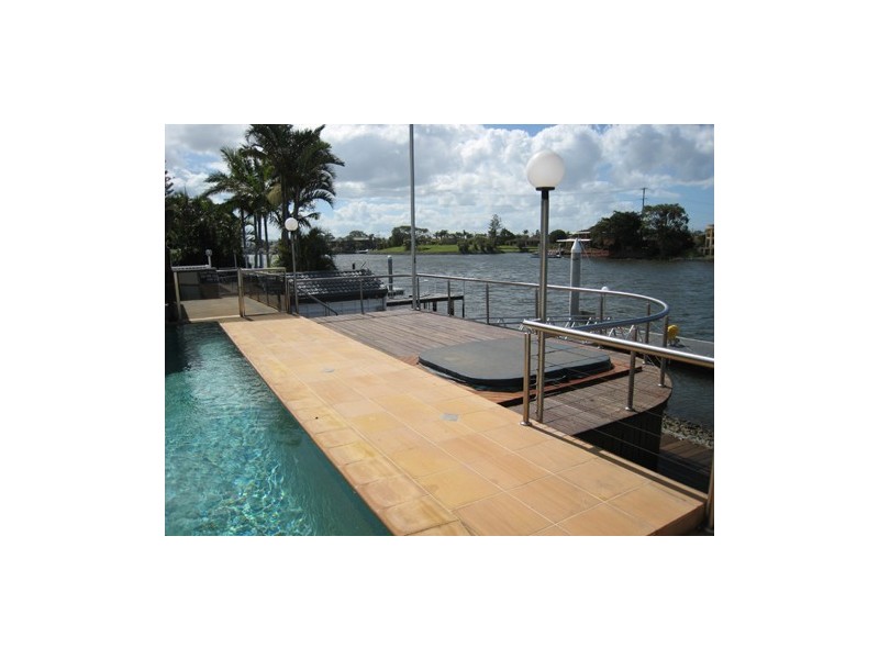21 Cleland Cres, Broadbeach Waters QLD 4218