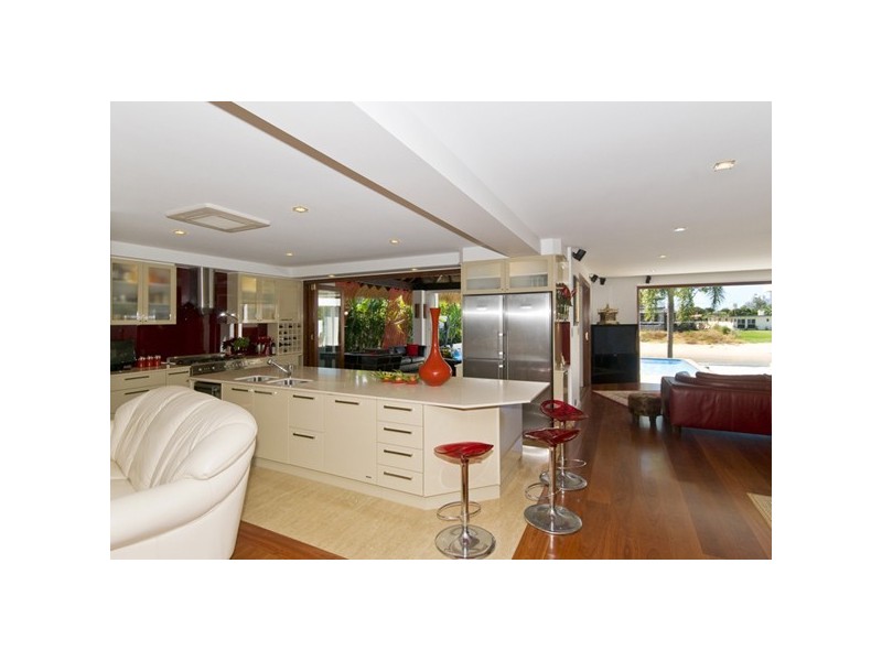 31 Park Avenue, Broadbeach Waters QLD 4218