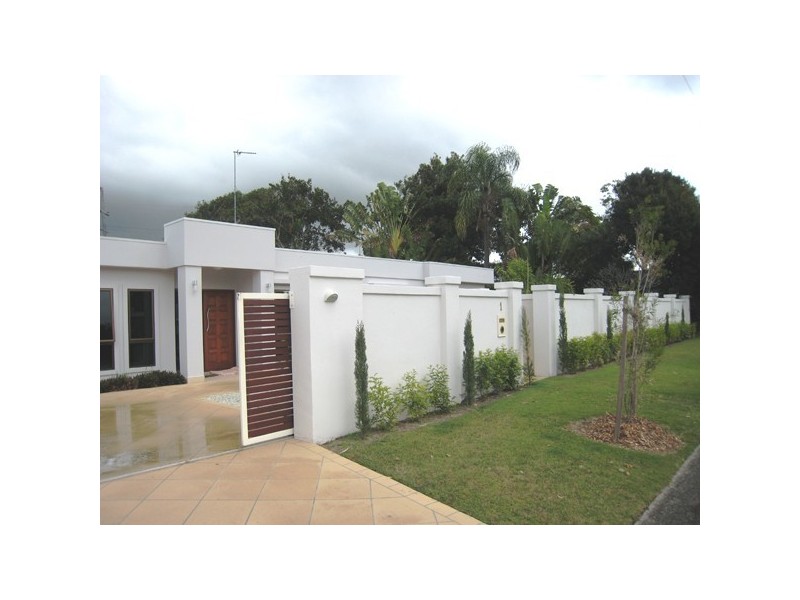 1 Ilkinia Avenue, Broadbeach Waters QLD 4218