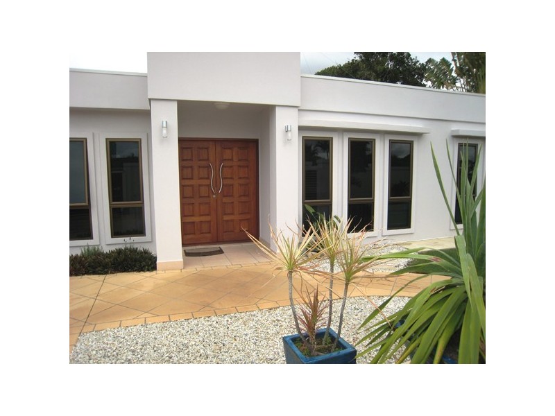 1 Ilkinia Avenue, Broadbeach Waters QLD 4218