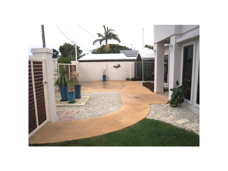 1 Ilkinia Avenue, Broadbeach Waters QLD 4218