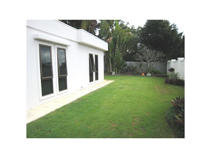 1 Ilkinia Avenue, Broadbeach Waters QLD 4218