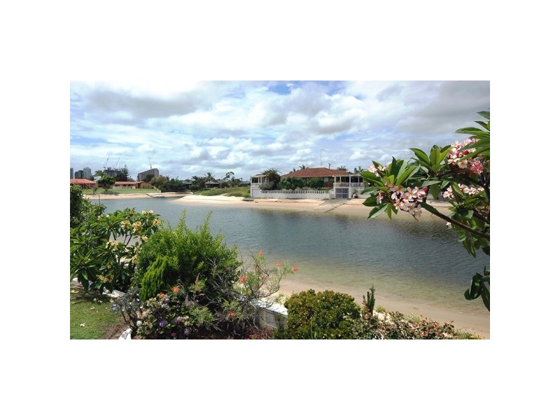 25 Beverley Crescent, Broadbeach Waters QLD 4218