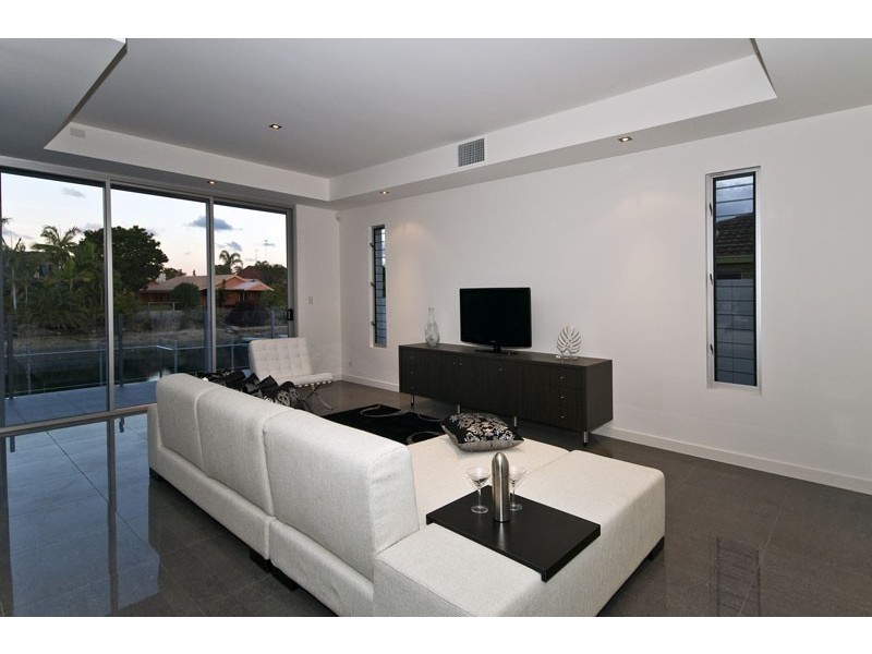 8 Maureen Court, Broadbeach Waters QLD 4218