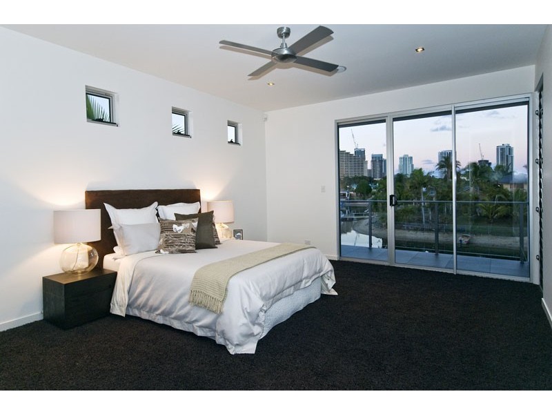 8 Maureen Court, Broadbeach Waters QLD 4218