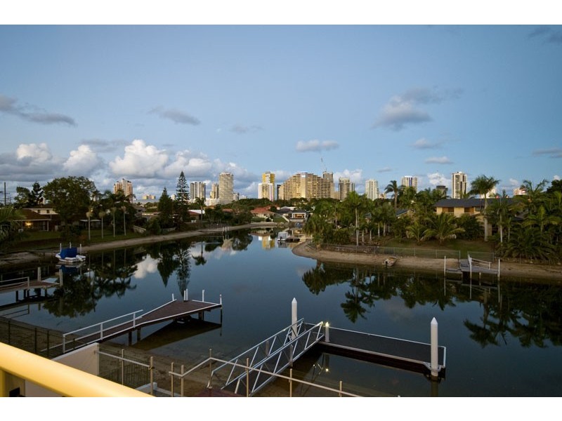 8 Maureen Court, Broadbeach Waters QLD 4218
