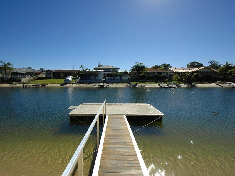 27 Bombala Street, Broadbeach Waters QLD 4218