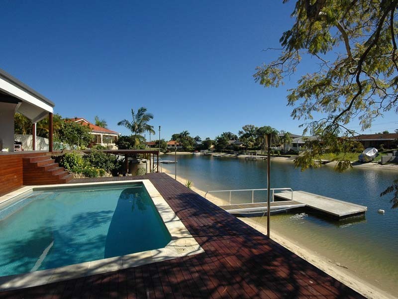 27 Bombala Street, Broadbeach Waters QLD 4218