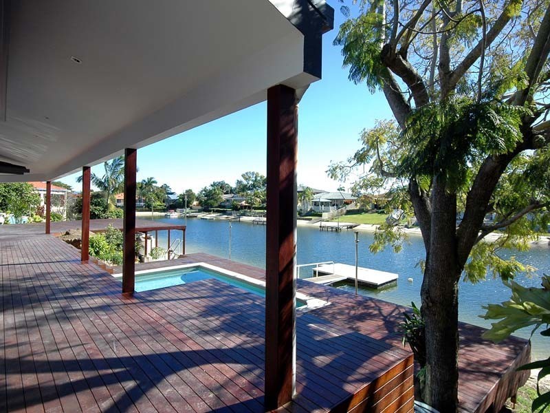 27 Bombala Street, Broadbeach Waters QLD 4218