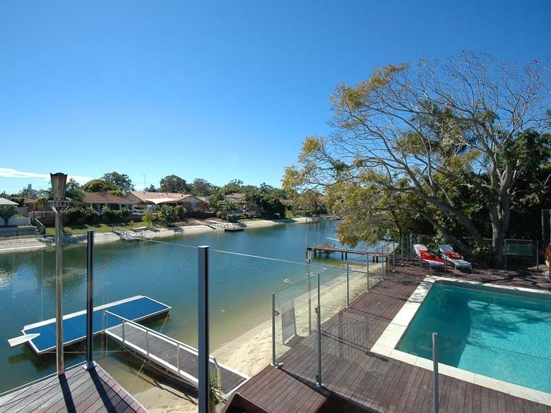 27 Bombala Street, Broadbeach Waters QLD 4218