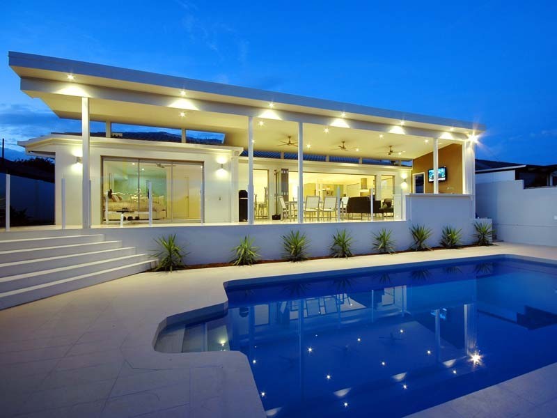 6 Grant Place, Broadbeach Waters QLD 4218