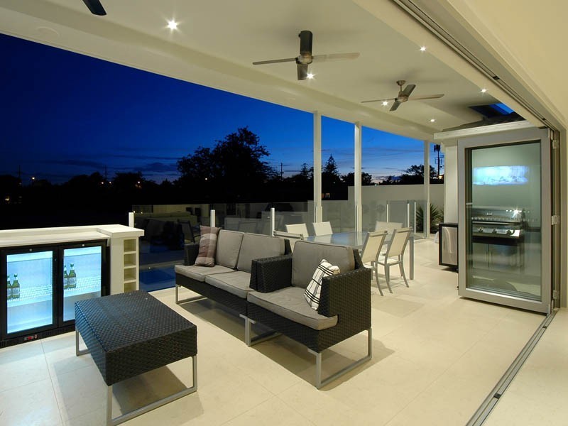 6 Grant Place, Broadbeach Waters QLD 4218