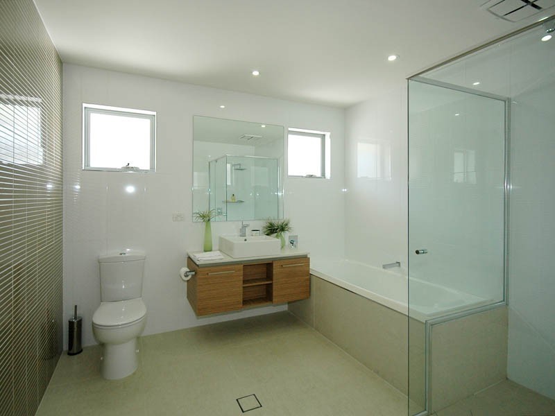 6 Grant Place, Broadbeach Waters QLD 4218