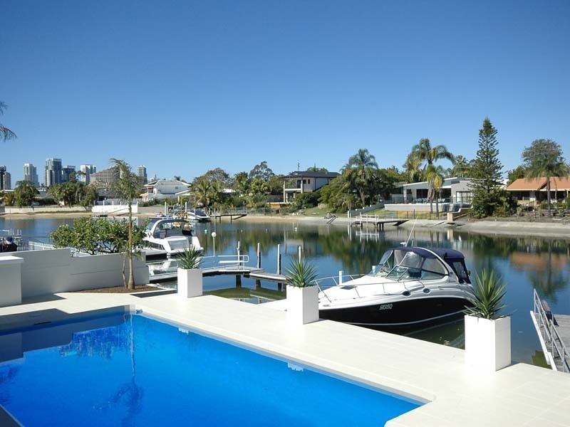 6 Grant Place, Broadbeach Waters QLD 4218
