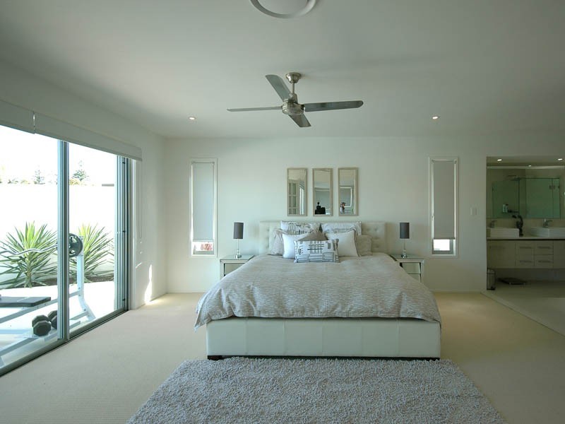 6 Grant Place, Broadbeach Waters QLD 4218