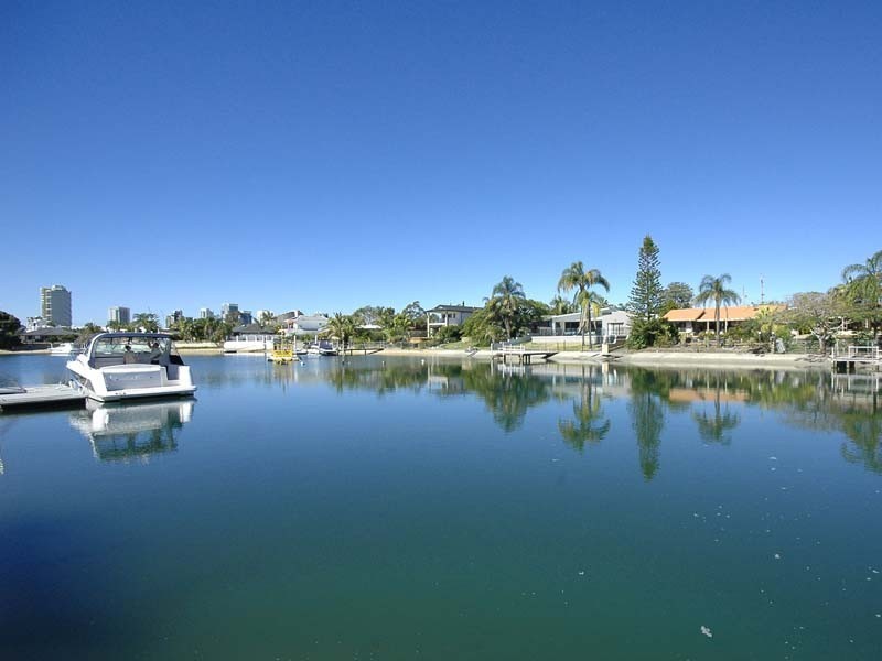 6 Grant Place, Broadbeach Waters QLD 4218