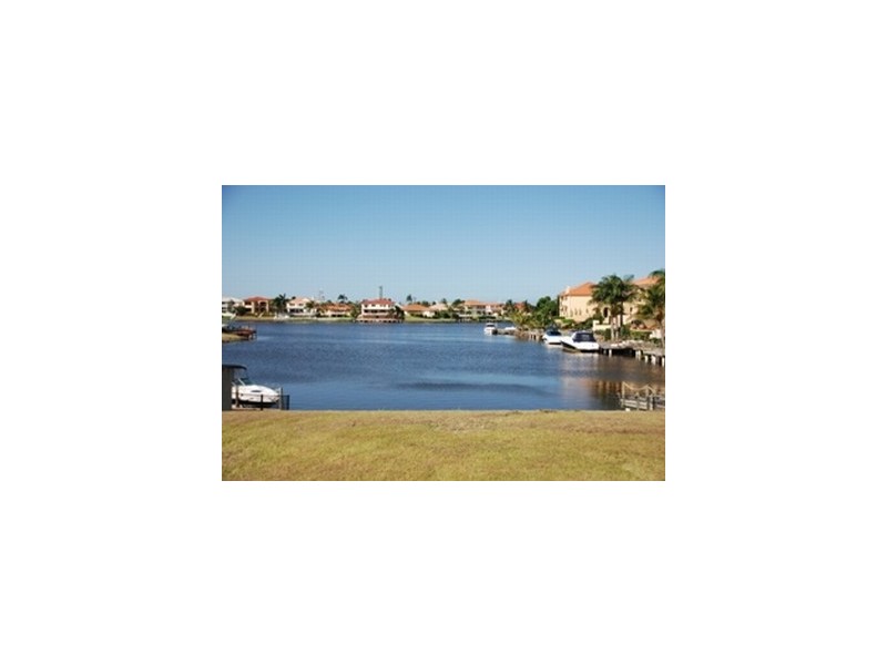 32 Istana View, Clear Island Waters QLD 4226