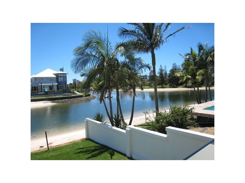 49 Beverley Crescent, Broadbeach Waters QLD 4218