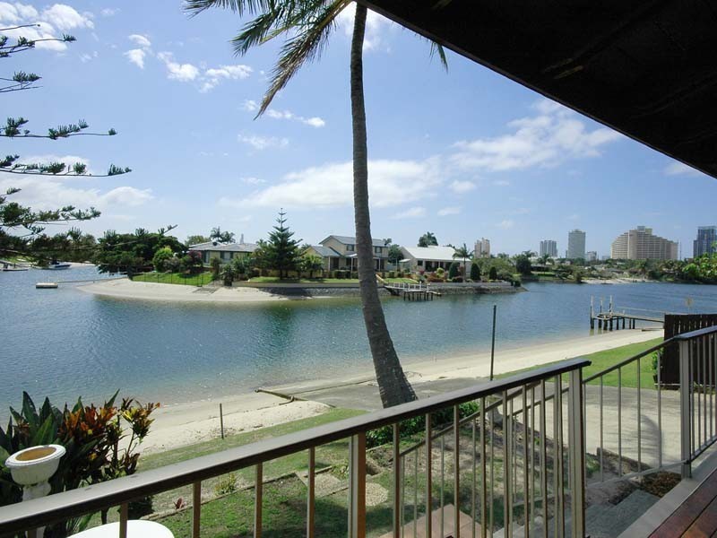 9/53 Hooker Blvd, Broadbeach Waters QLD 4218