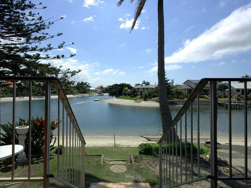 9/53 Hooker Blvd, Broadbeach Waters QLD 4218