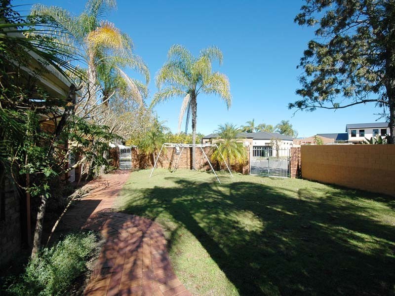 13 Huon Street, Broadbeach Waters QLD 4218