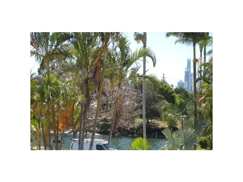 1/9 Eady Avenue, Broadbeach Waters QLD 4218