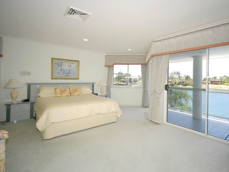 39 Furlong Street, Broadbeach Waters QLD 4218