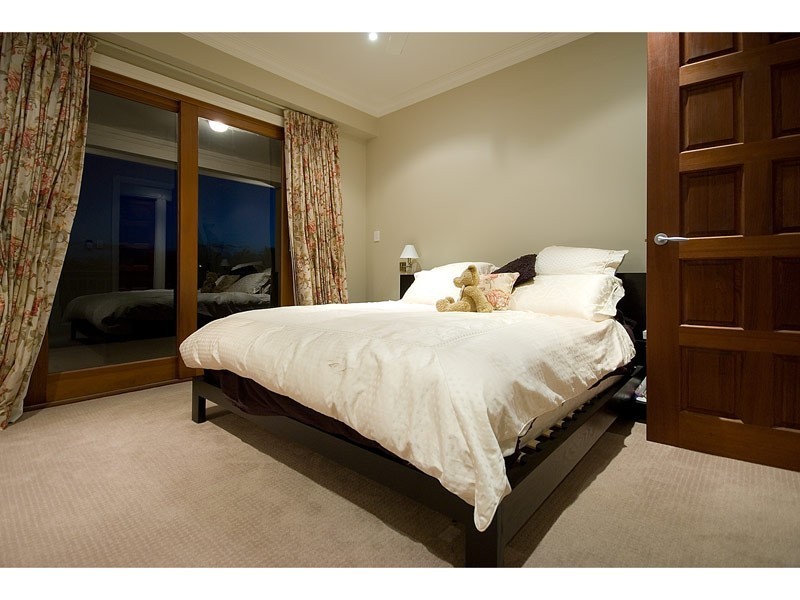 14 Monte Vista Court, Broadbeach Waters QLD 4218