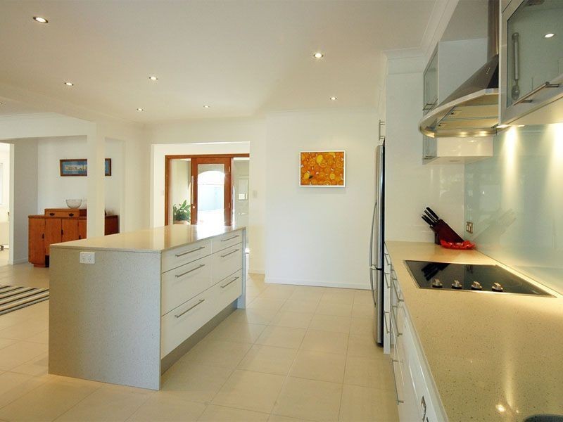 4 Grant Place, Broadbeach Waters QLD 4218