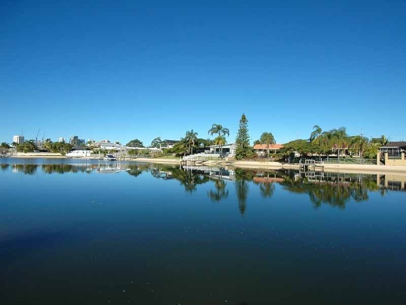 4 Grant Place, Broadbeach Waters QLD 4218