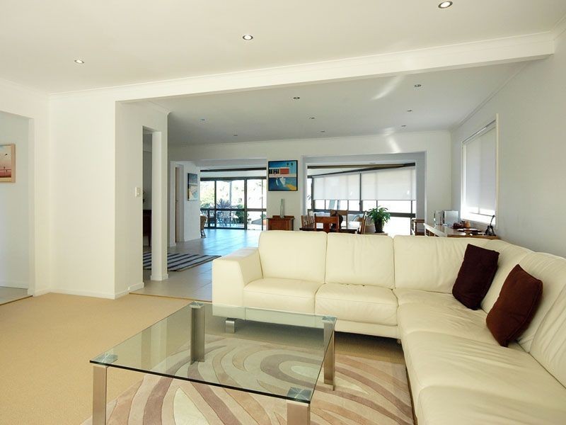 4 Grant Place, Broadbeach Waters QLD 4218