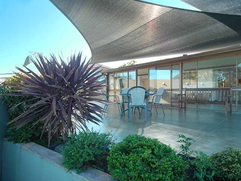 4 Grant Place, Broadbeach Waters QLD 4218