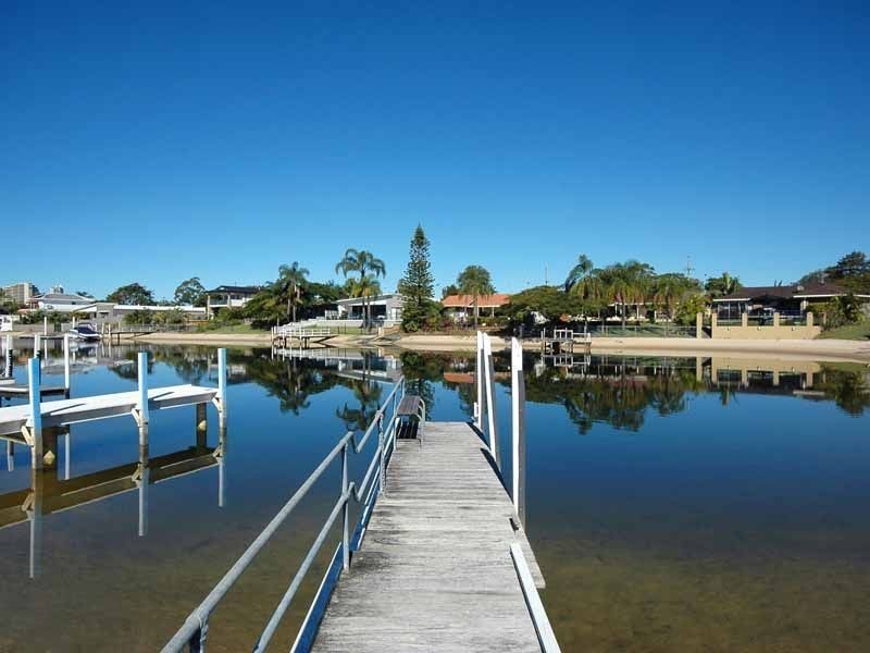 4 Grant Place, Broadbeach Waters QLD 4218