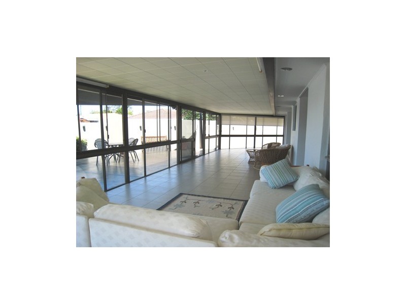 4 Grant Place, Broadbeach Waters QLD 4218