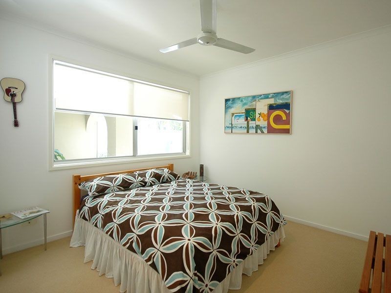 4 Grant Place, Broadbeach Waters QLD 4218