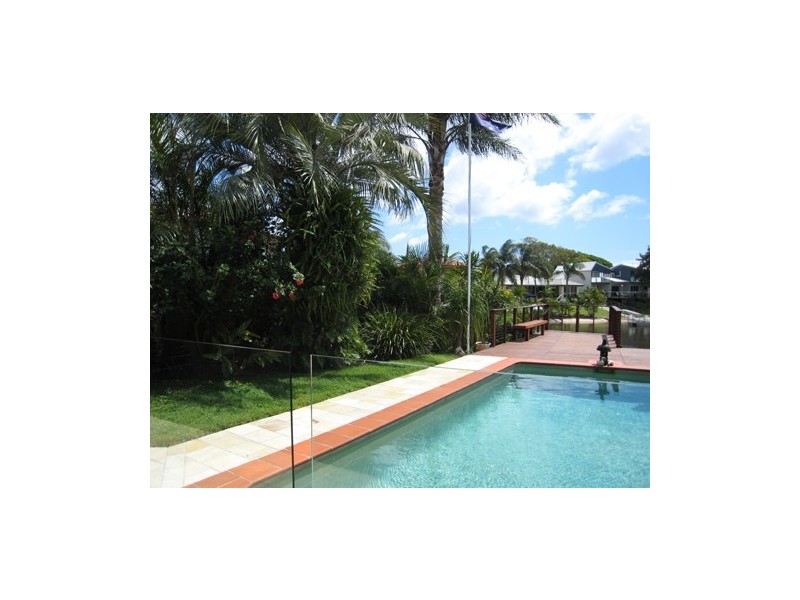 2 Seaforth Avenue, Broadbeach Waters QLD 4218