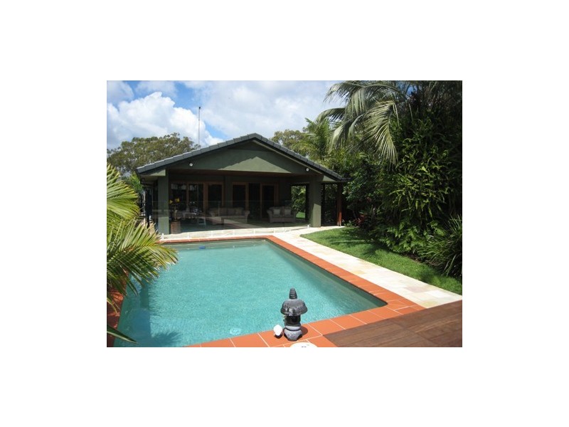 2 Seaforth Avenue, Broadbeach Waters QLD 4218