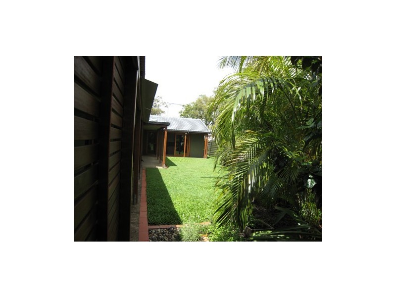2 Seaforth Avenue, Broadbeach Waters QLD 4218