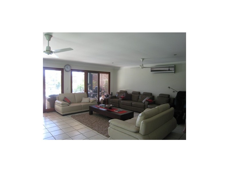 2 Seaforth Avenue, Broadbeach Waters QLD 4218